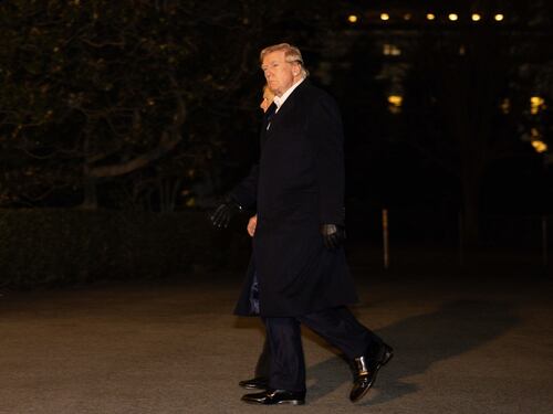 Trump prepara la stretta agli aiuti: "Zelensky non vuole la pace"