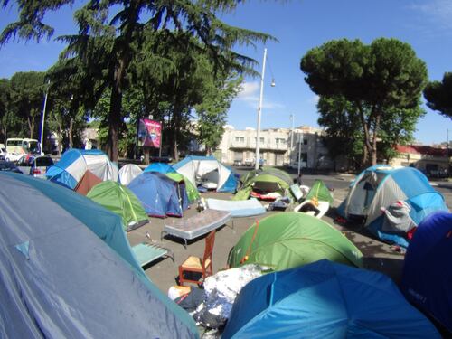 Emergenza profughi a Roma: in centinaia accampati in via Tiburtina