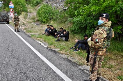 Militari impegnati al confine tra Italia e Slovenia 2