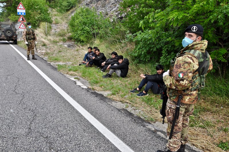 Militari impegnati al confine tra Italia e Slovenia 2