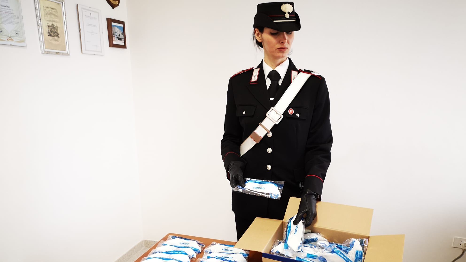 Vendono mascherine e igienizzanti non a norma: denunciati