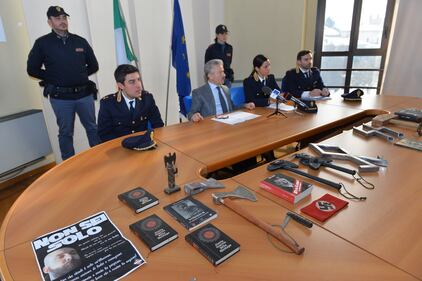 Naziskin, l'arsenale trovato nella sede di Varese 6