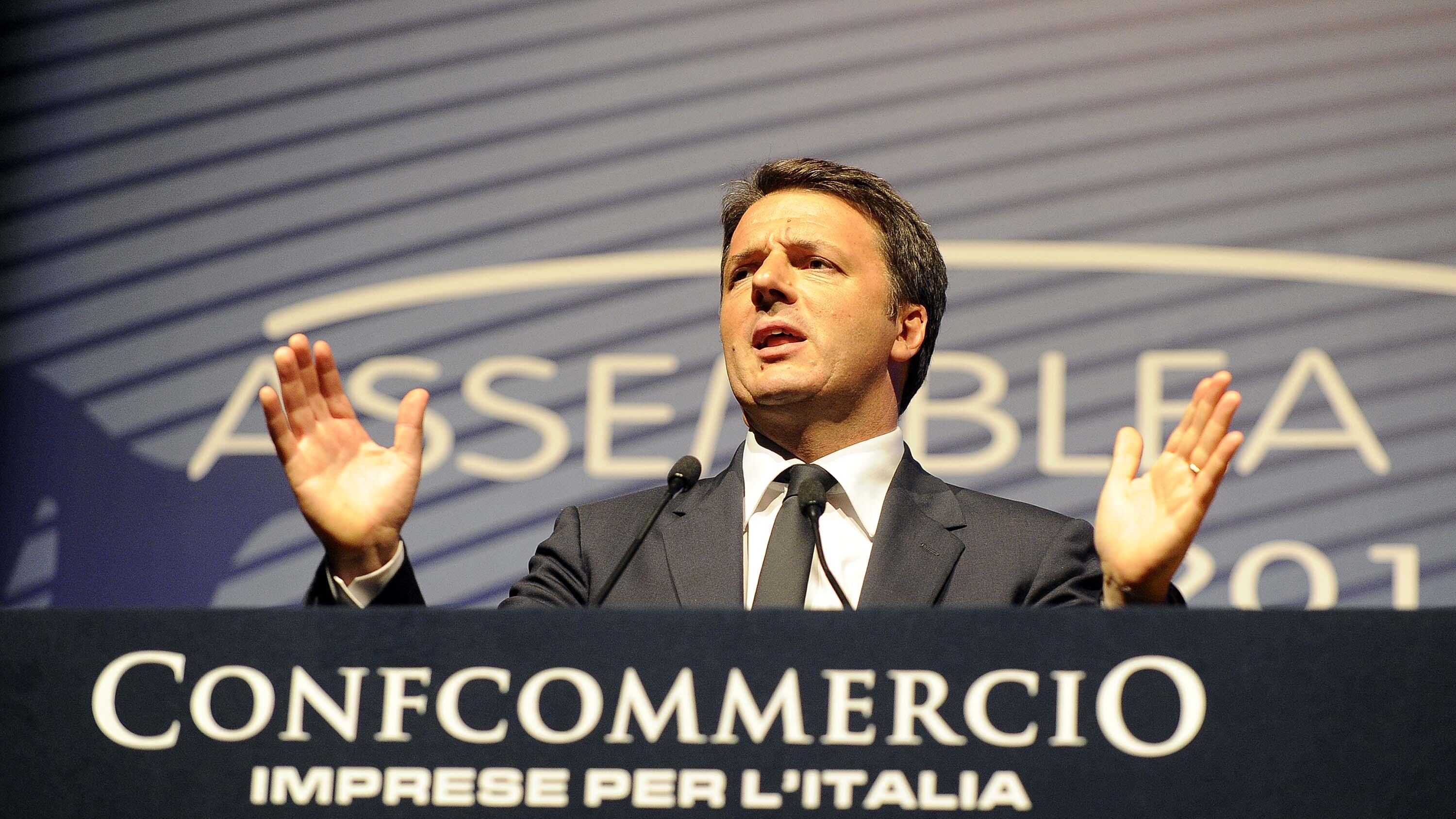 Renzi rispolvera i gufi: "Basta remare contro l'Italia"