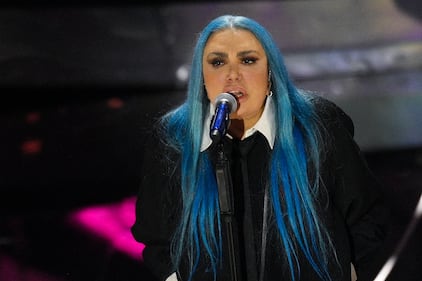 Sanremo 2024: ecco il look della prima serata del Festival di Loredana Bertè 6