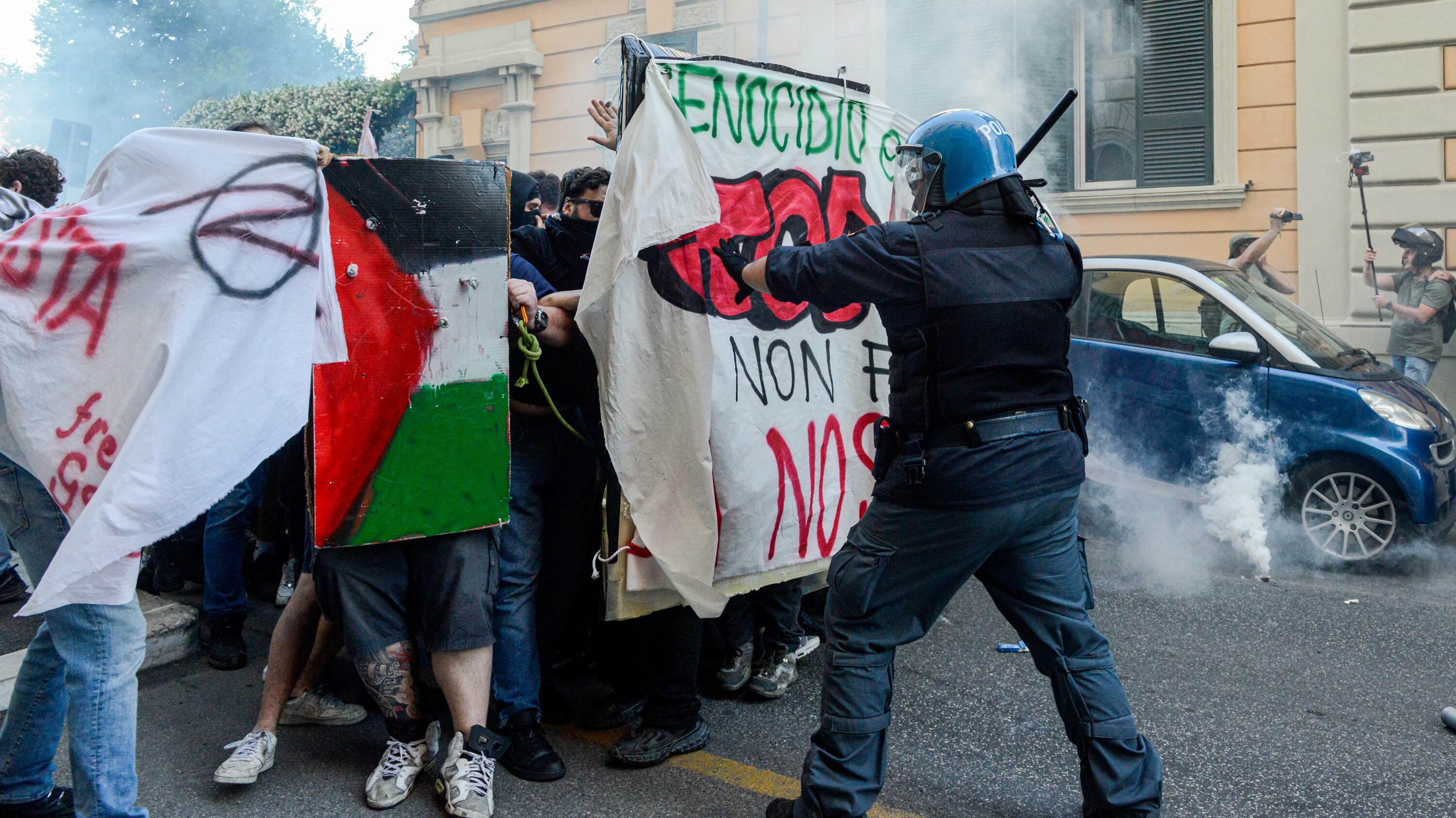 Scontri tra pro-Gaza e polizia: bombe carta e fumogeni. Cosa è successo a Roma