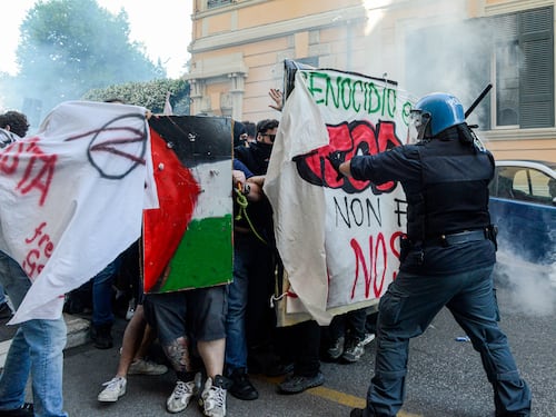 Scontri tra pro-Gaza e polizia: bombe carta e fumogeni. Cosa è successo a Roma