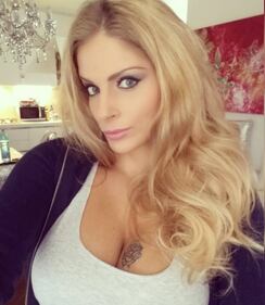 Francesca Cipriani diventa un procace Babbo Natale 13