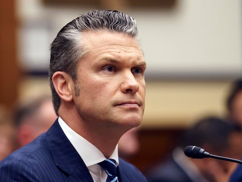 “Niente trans, ciccioni e smidollati: solo guerrieri”. Bufera sul discorso di Hegseth al Pentagono