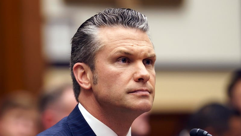 “Niente trans, ciccioni e smidollati: solo guerrieri”. Bufera sul discorso di Hegseth al Pentagono