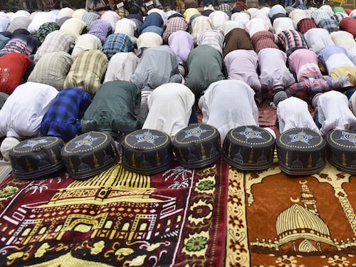 Agli islamici lo sconto del 91%. E il Pd gli "regala pure l'area per la moschea"