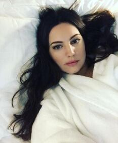 Kelly Brook nella vasca, lato B in evidenza 15