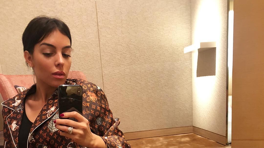 Georgina Rodriguez, buonanotte social in un pigiama da 2.700 euro