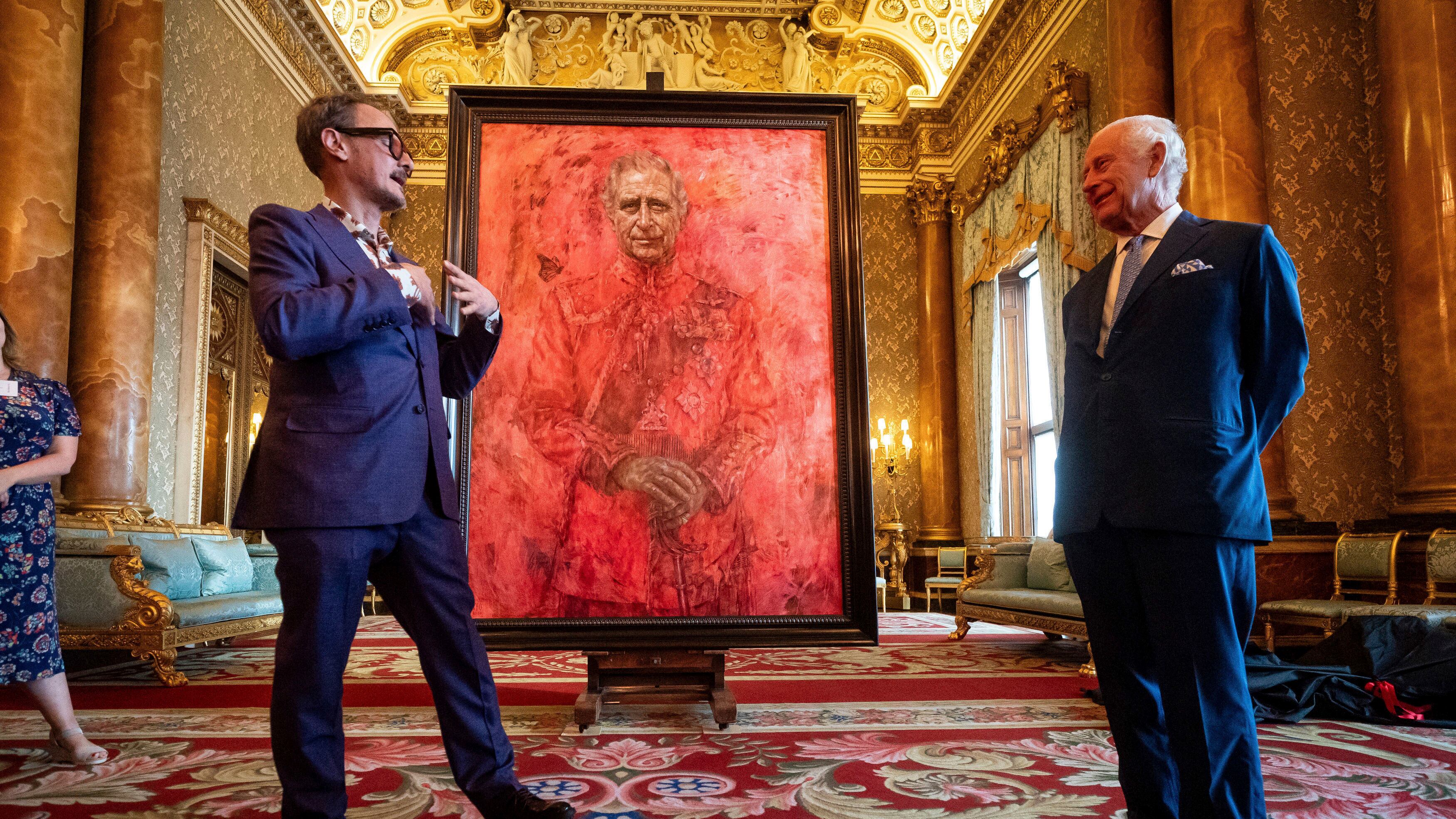 La spada e la farfalla. Ecco i simboli del primo ritratto di Carlo III