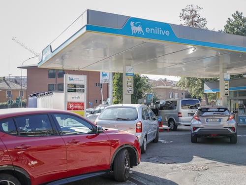 Carburanti, giù i prezzi. E ai distributori è coda