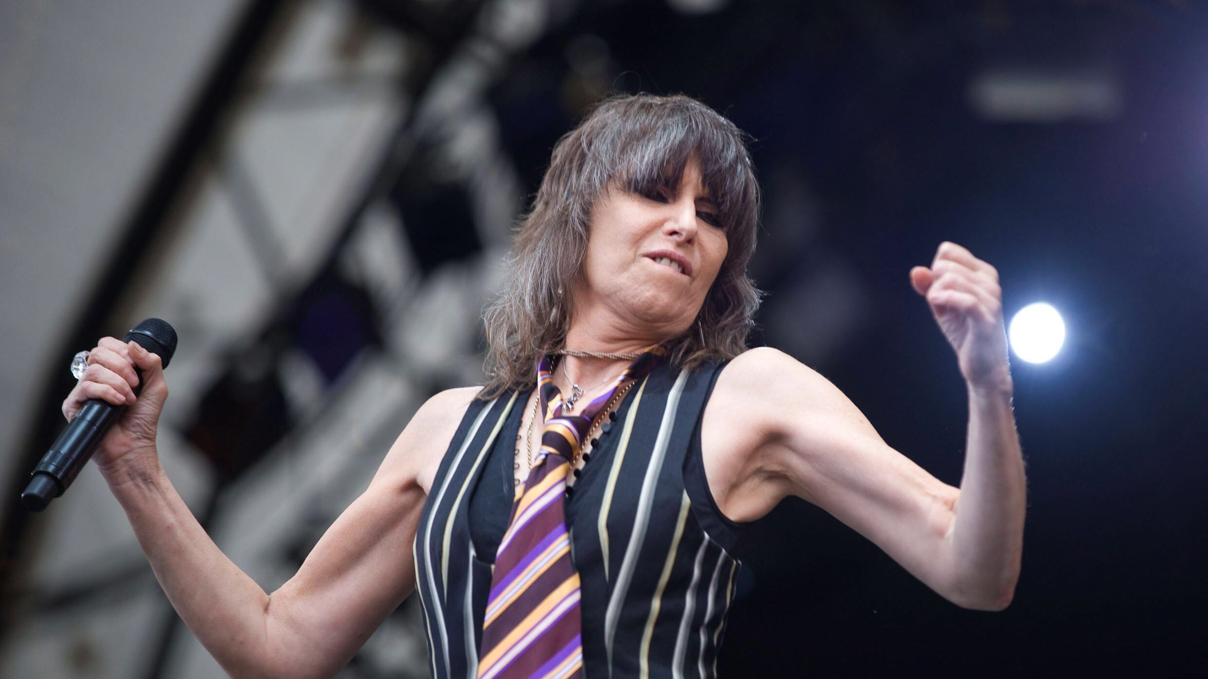 Chrissie Hynde dei Pretenders: una vita per il rock senza compromessi
