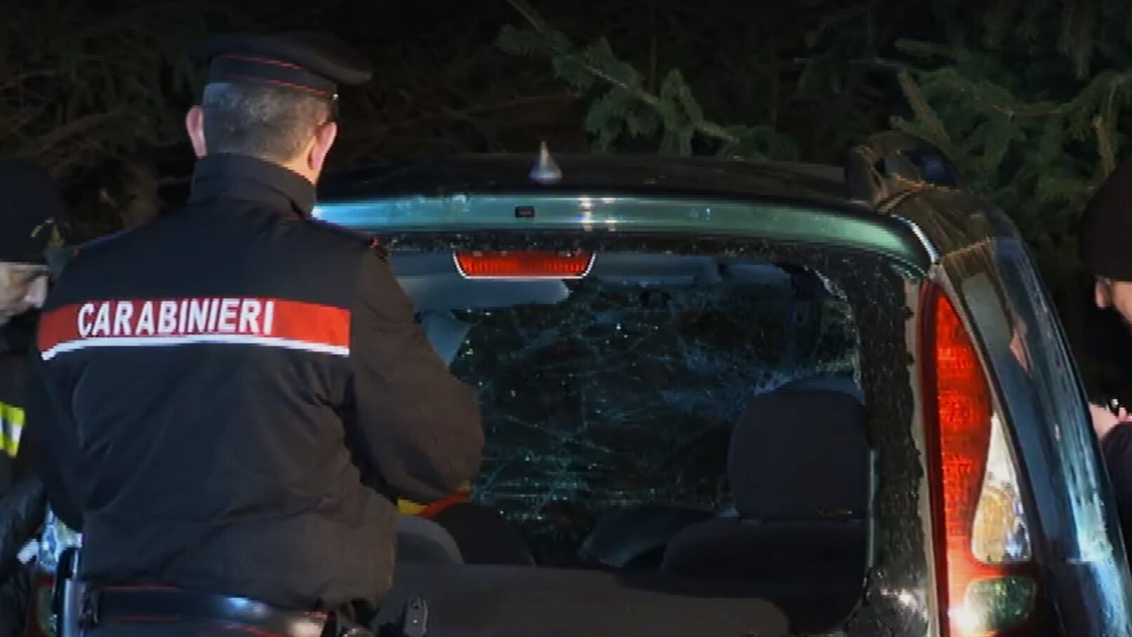 Schianto contro gli alberi, bimbo di 5 anni muore. Salvo il fratello maggiore e la mamma