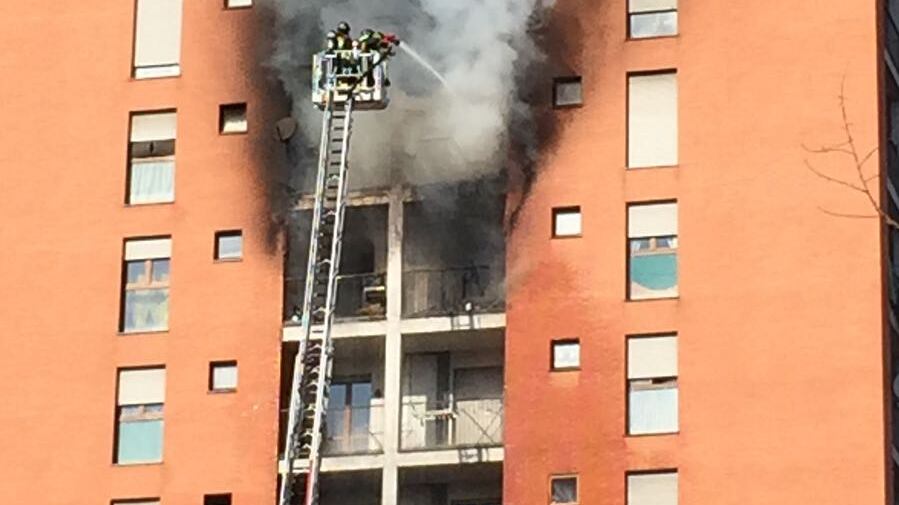 È morto il bambino intossicato nell'incendio. Indagati i vicini di casa