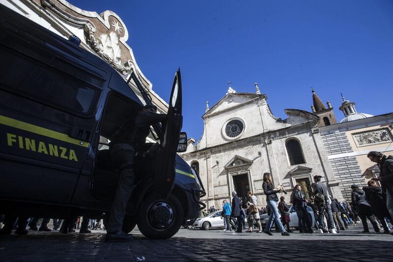 Occupano la basilica di piazza del Popolo: "Mai con Salvini" 10