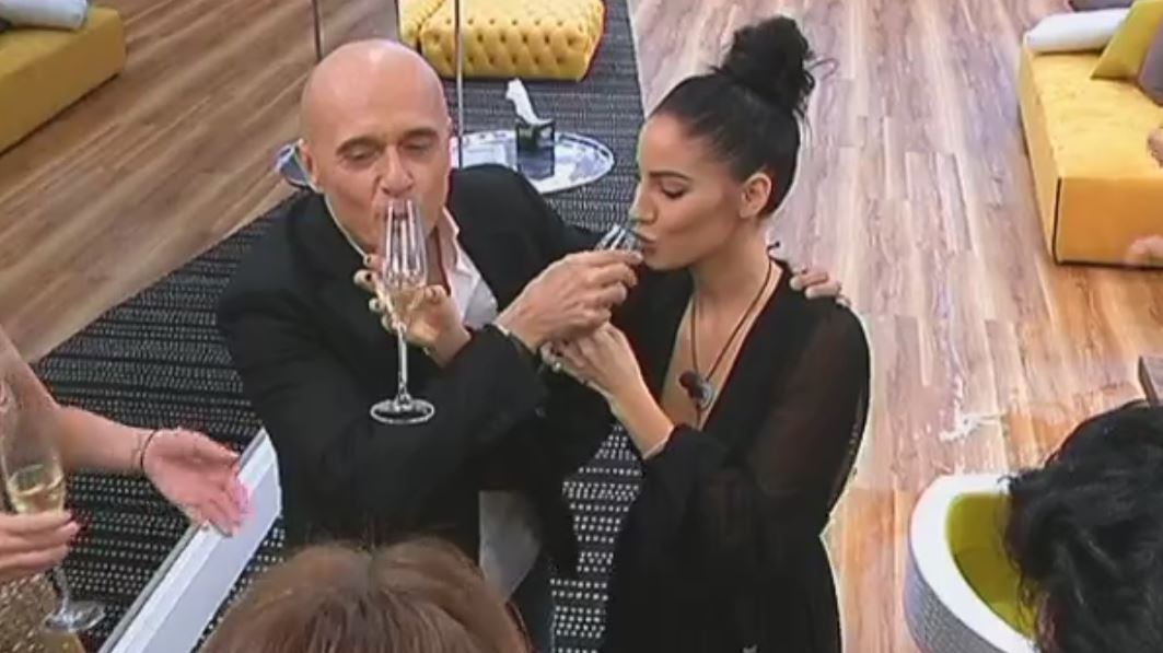 Gf Vip, Signorini alla De Lellis: "Ora bevi dal mio bicchiere"