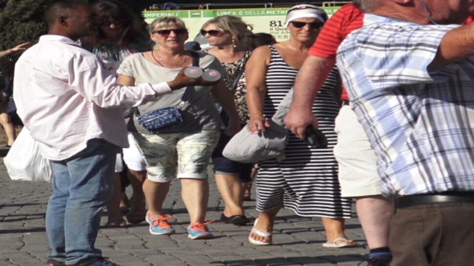 Insulti e offese ai vigili: l'assedio degli abusivi ai monumenti della Capitale
