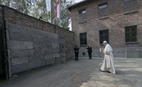 Il Papa in visita ad Auschwitz 17