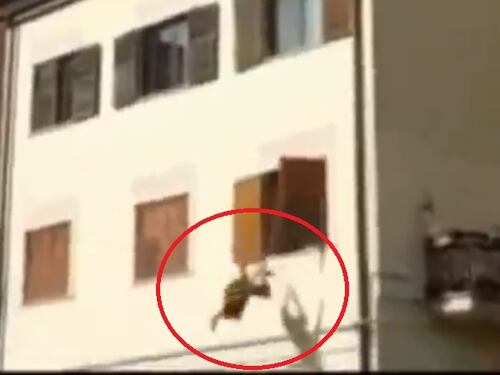 Uccide lui e taglia la gola a lei. Poi si lacera le vene e si butta dalla finestra