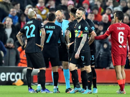 L'Inter sfiora l'impresa: vince ad Anfield ma viene eliminata. Paura sugli spalti