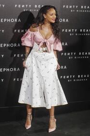 Rihanna, scollatura mozzafiato sul seno 19