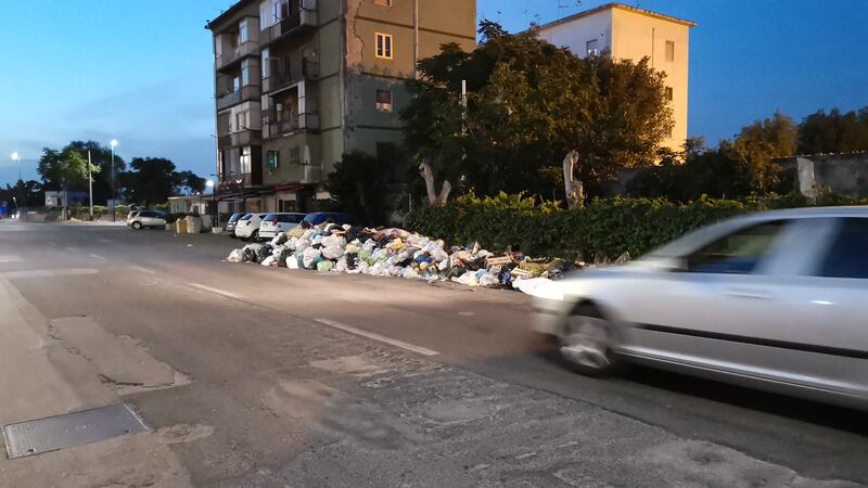 Napoli, raccolta di rifiuti al collasso: cumuli di immondizia in strada 8