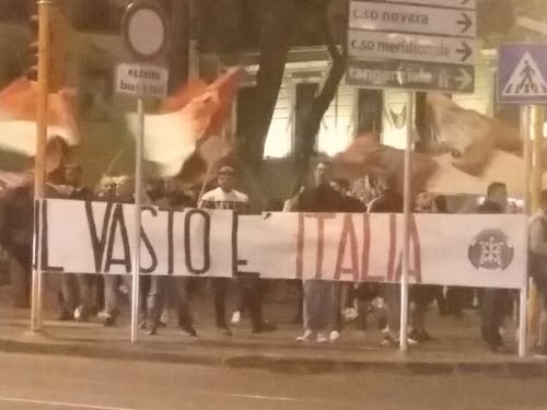 Tensioni a Napoli, i centri sociali fronteggiano Casapound: volano bottiglie al Vasto