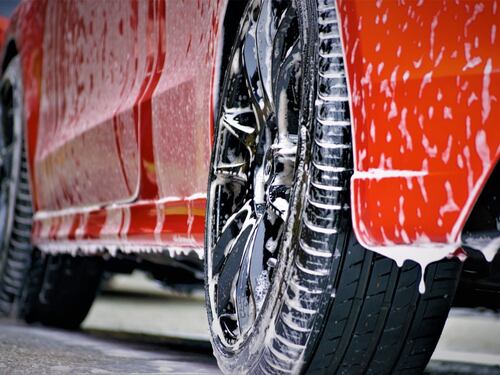 Lavare l’automobile può costare fino a 422 euro