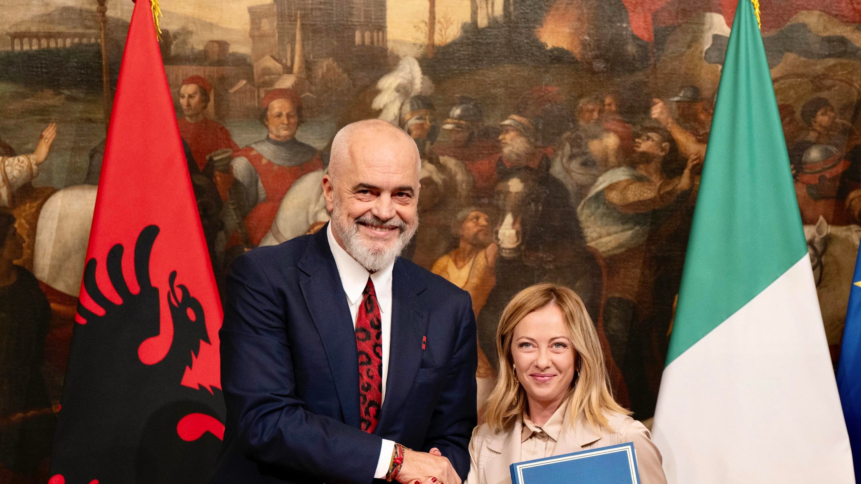 "Non viola i diritti": ora pure l'Ue apre all'accordo Italia-Albania sui migranti