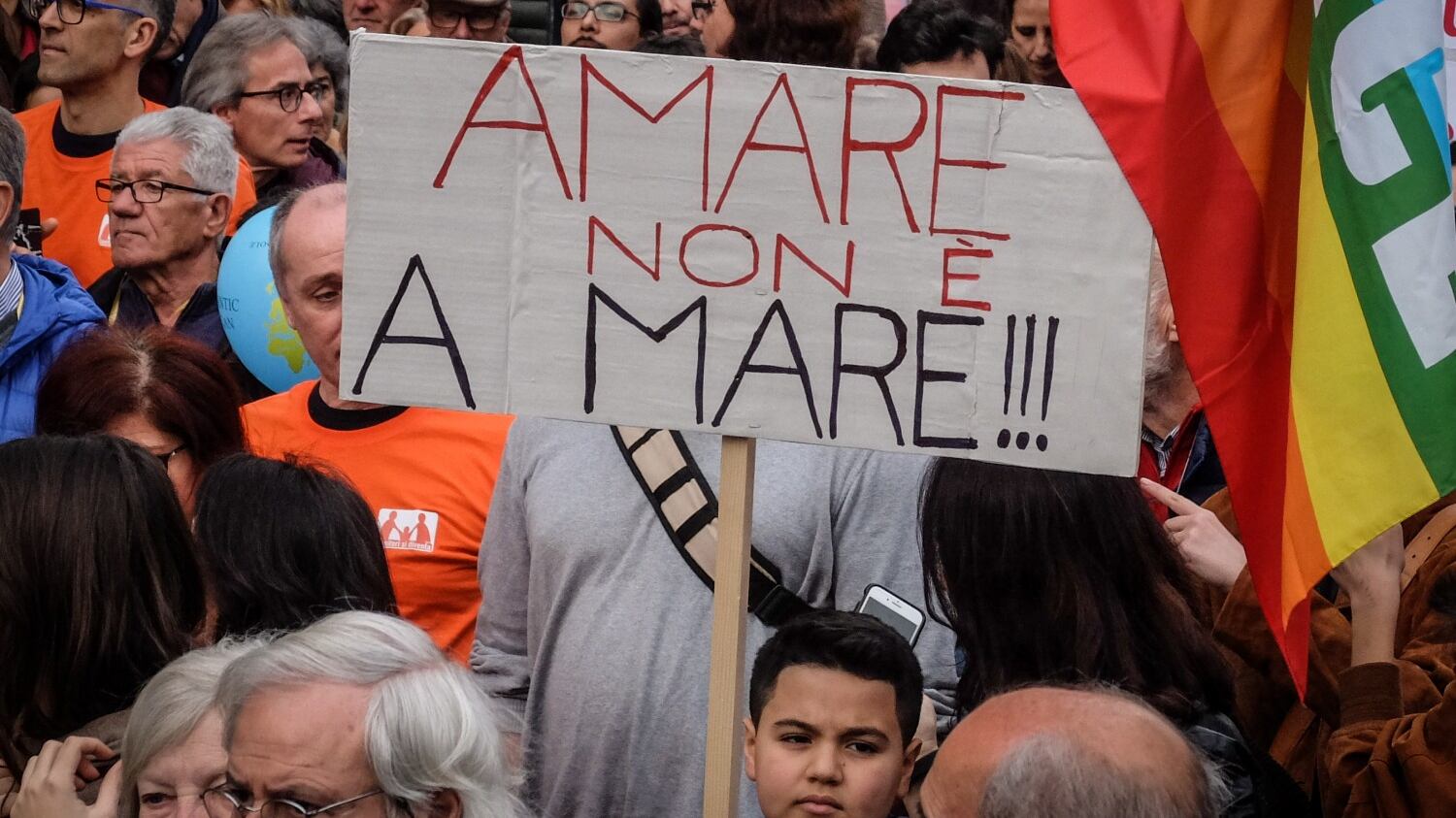 Sea Watch "cavalca" la piazza: "A metà a marzo già in mare"