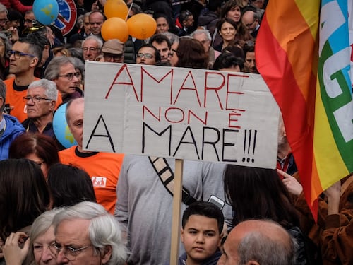 Sea Watch "cavalca" la piazza: "A metà a marzo già in mare"