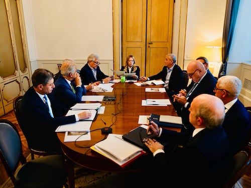 Pronto il decreto dopo gli scontri di Milano: fermo preventivo per minori, arresto differito e divieto di aggregazione per violenti. Salvini: “500 militari in più per difendere la città”
