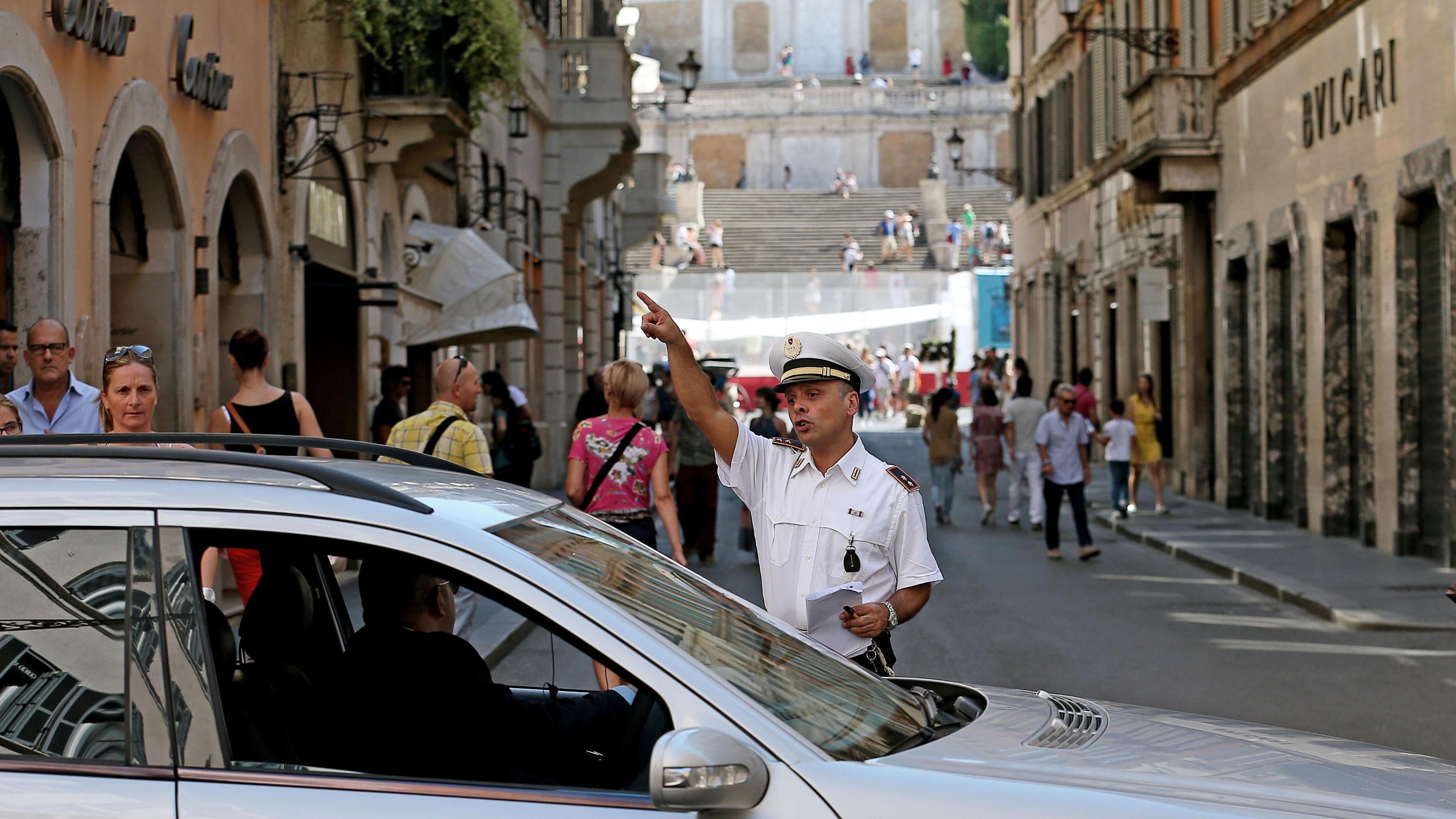Piazza di Spagna, suk nelle mani degli abusivi