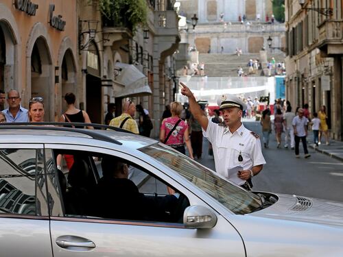Piazza di Spagna, suk nelle mani degli abusivi