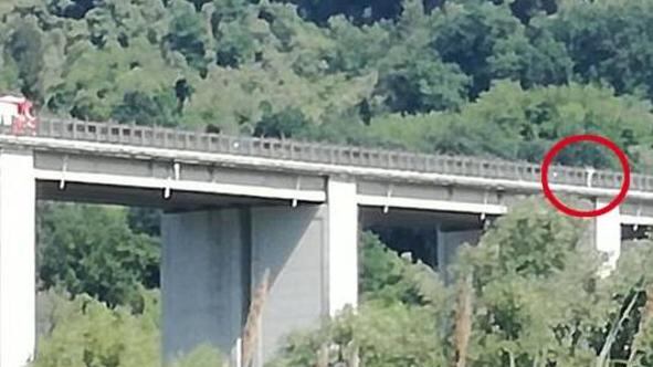 Padre ammazza la figlia lanciandola dal ponte "Scusa". E poi si uccide
