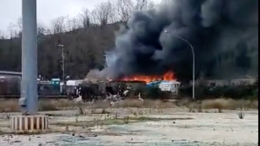 Notte di paura a Roma, a fuoco una discarica abusiva