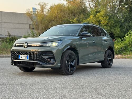 Volkswagen Tiguan eHybrid 2025: oltre 100 km a zero emissioni, senza sacrificare comfort e abitabilità