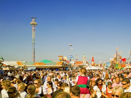 Saluto nazista all'Oktoberfest, nei guai due italiani: arrestati