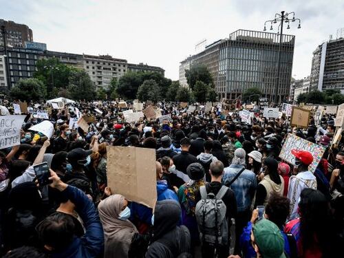 Milano, manifestanti per Floyd vandalizzano sede di Fratelli d'Italia