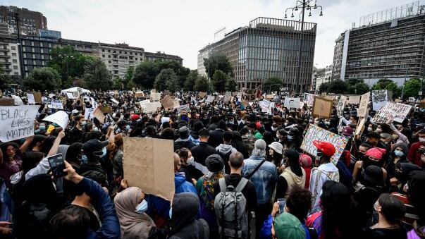 Milano, manifestanti per Floyd vandalizzano sede di Fratelli d'Italia