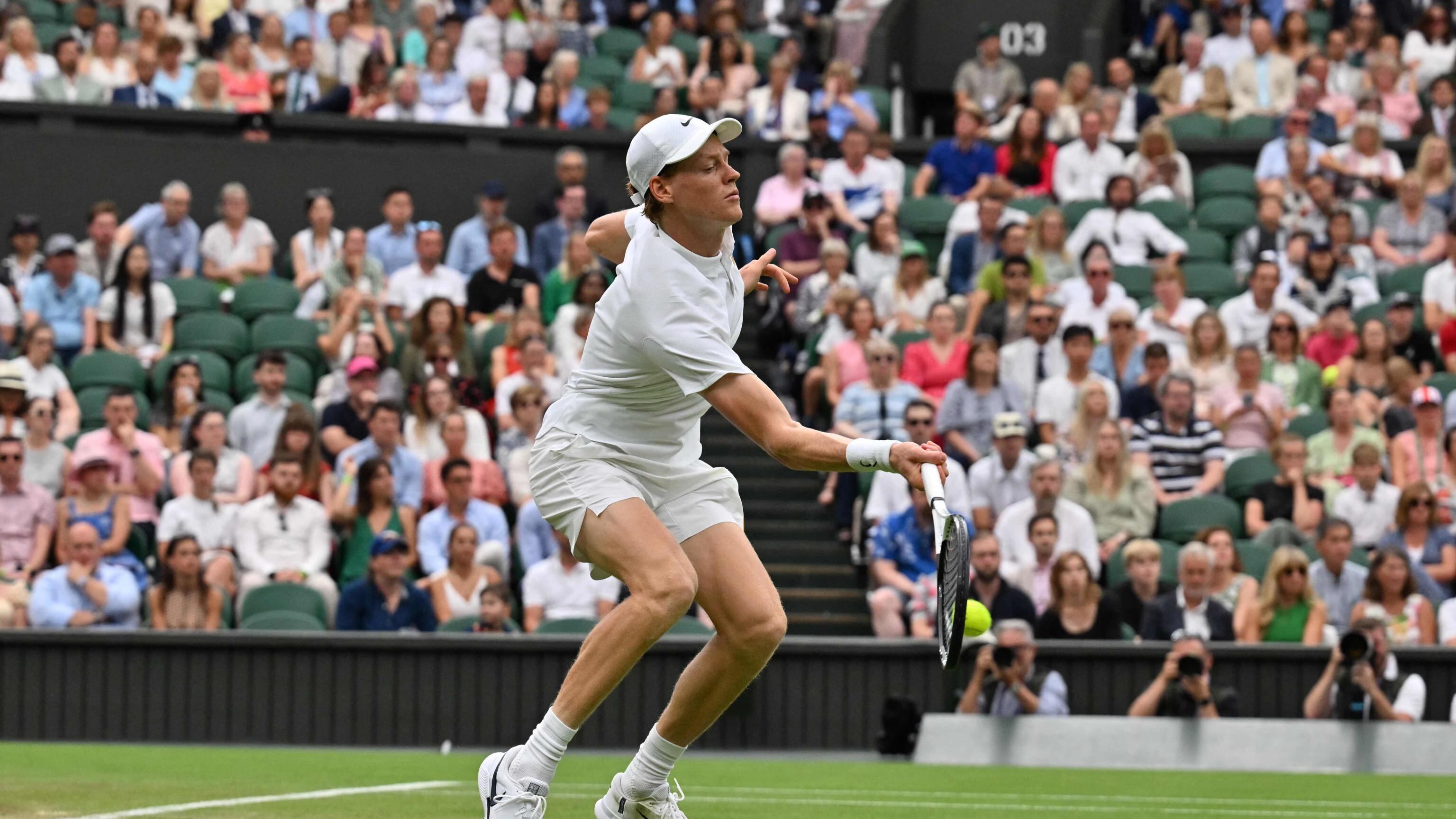Sinner a Wimbledon, il fiato resta sospeso. "Serata storta e dolore al gomito"