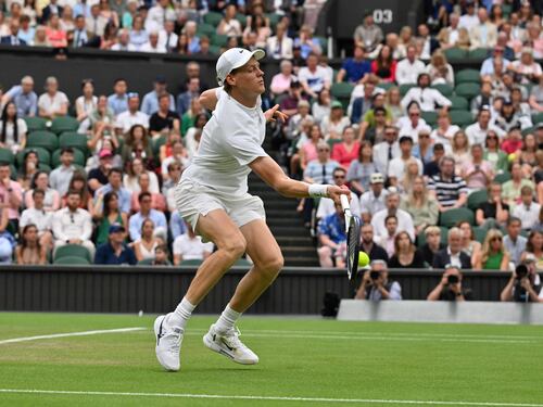 Sinner a Wimbledon, il fiato resta sospeso. "Serata storta e dolore al gomito"
