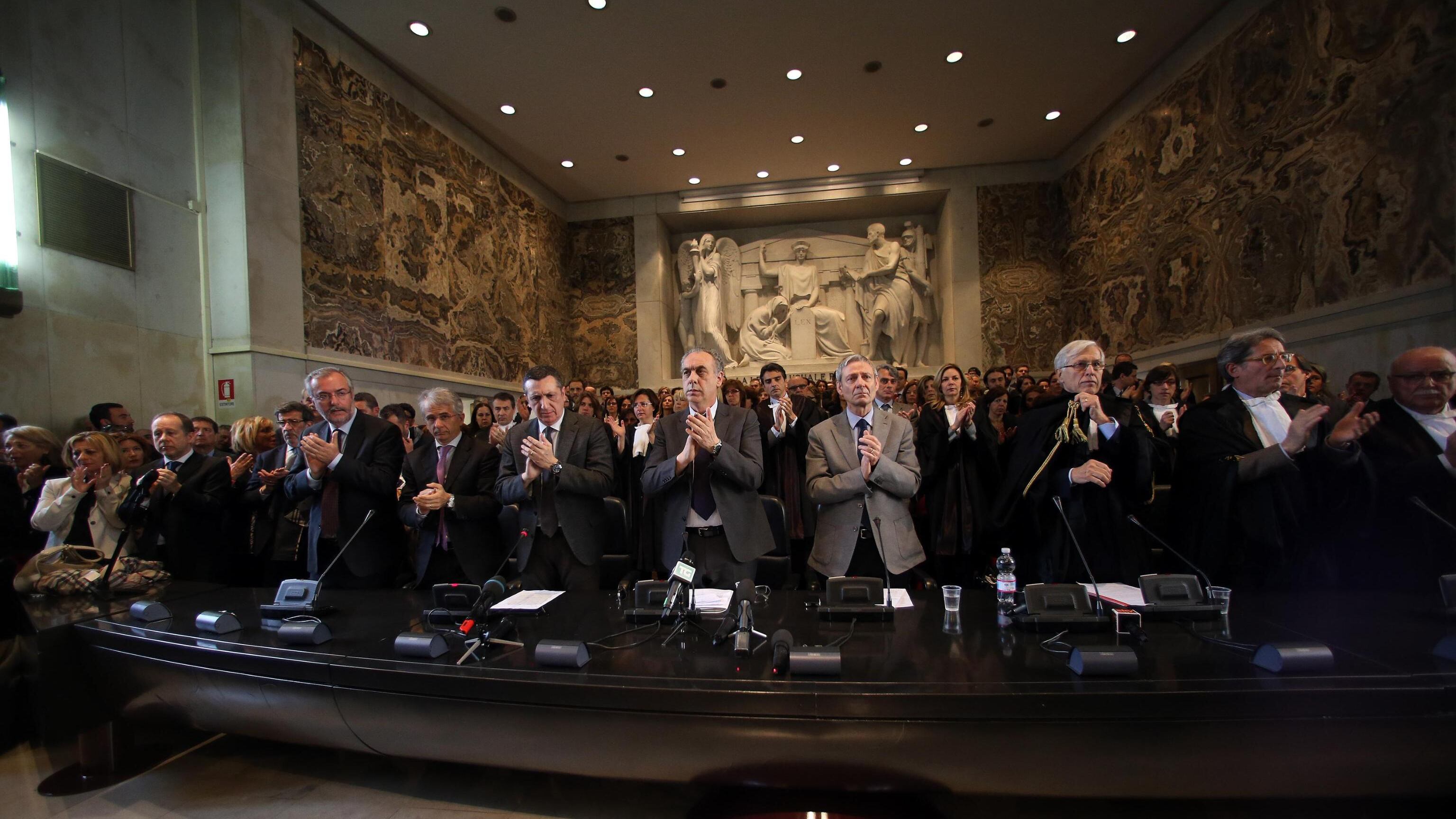 Strage al tribunale, l'accusa della moglie di Erba: "Ignorato da tutti"
