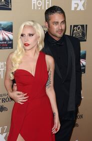 Lady Gaga, spacco mozzafiato e baci al fidanzato sul red carpet 50