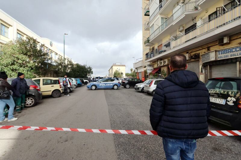 Uccide la moglie e si barrica in casa, spari sugli agenti 1