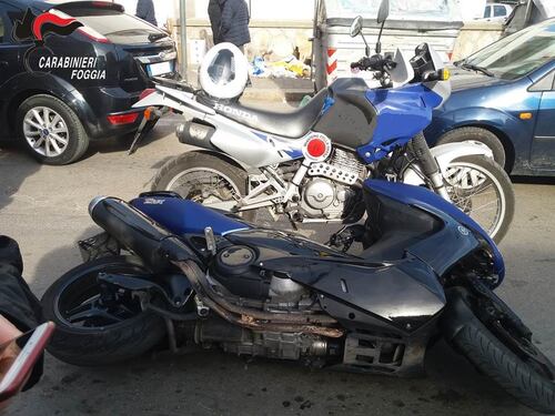 Foggia, per evitare il controllo dei carabinieri, scaglia la moto contro di loro e fugge