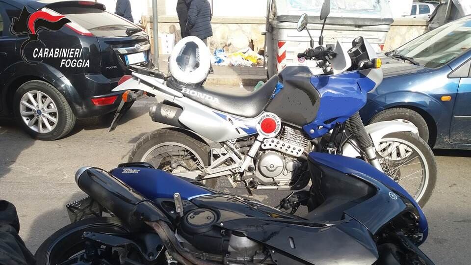 Foggia, per evitare il controllo dei carabinieri, scaglia la moto contro di loro e fugge